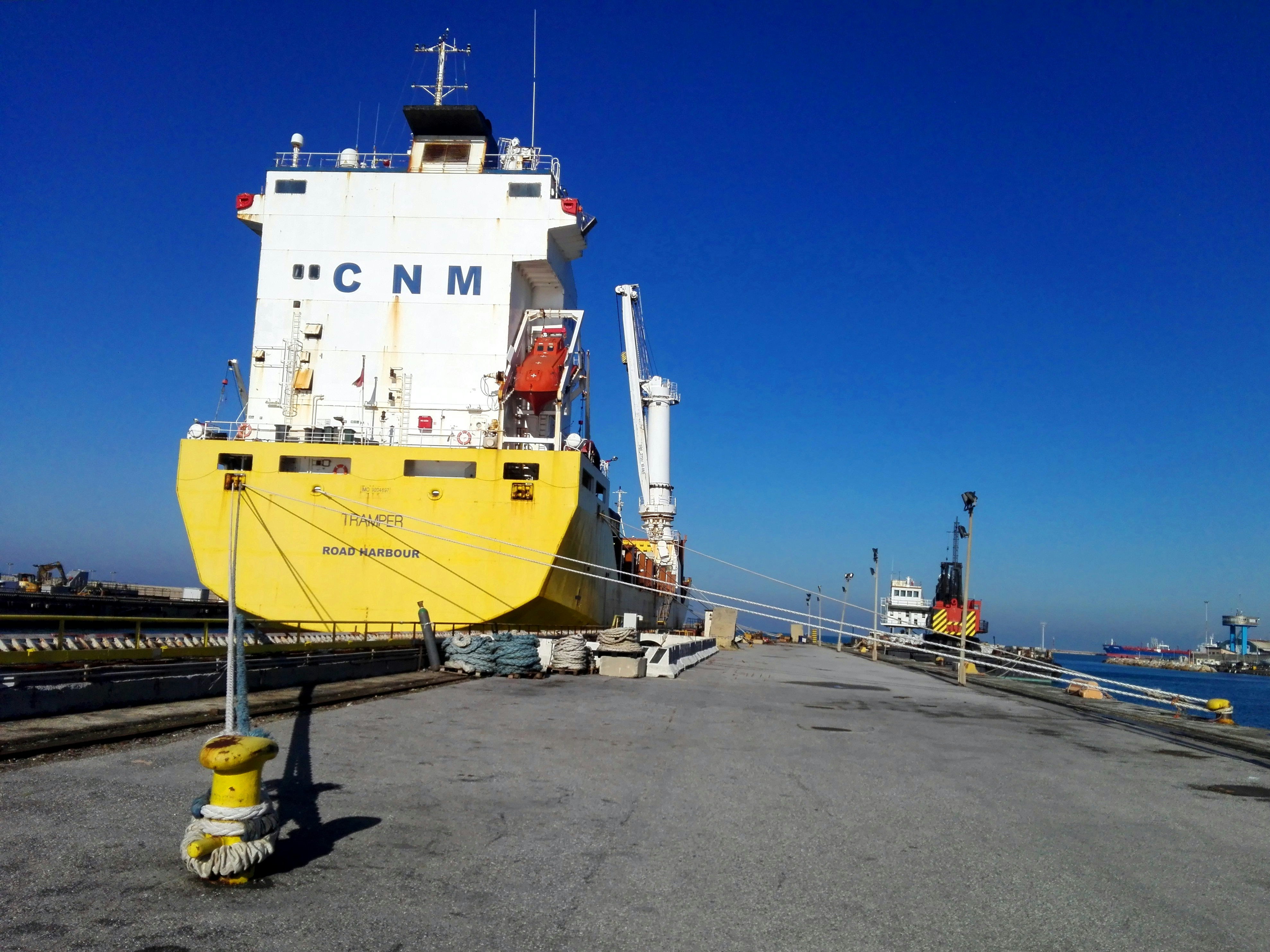 Barco portacontenedores amarrado a muelle, visto por popa desde el muelle
Container ship moored alongside, aft quarters view from the quay
