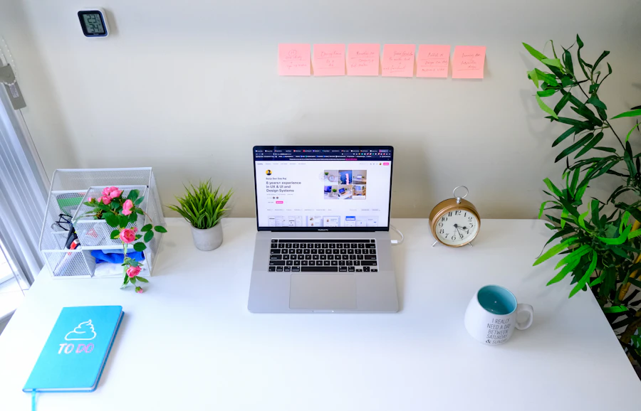 Un ordinateur portable posé sur un bureau blanc et épuré, lumière douce