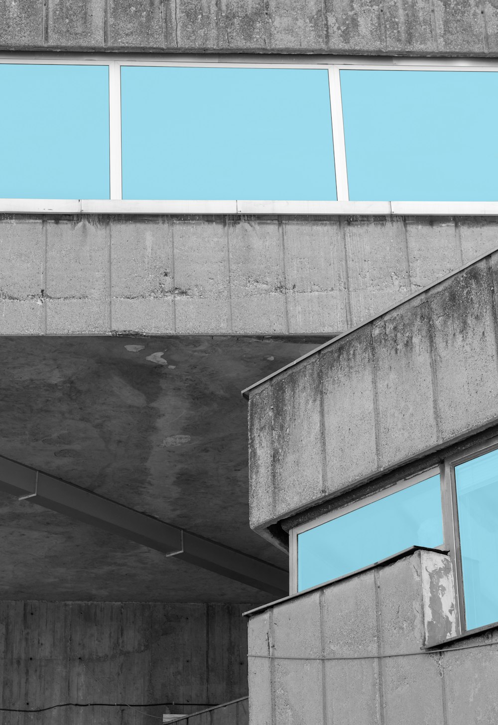 a black and white photo of a concrete building