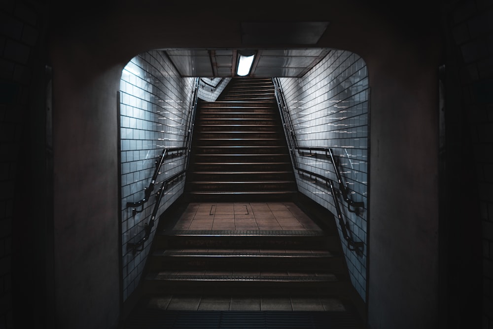 eine Treppe, die zu einem Licht am Ende eines Tunnels führt