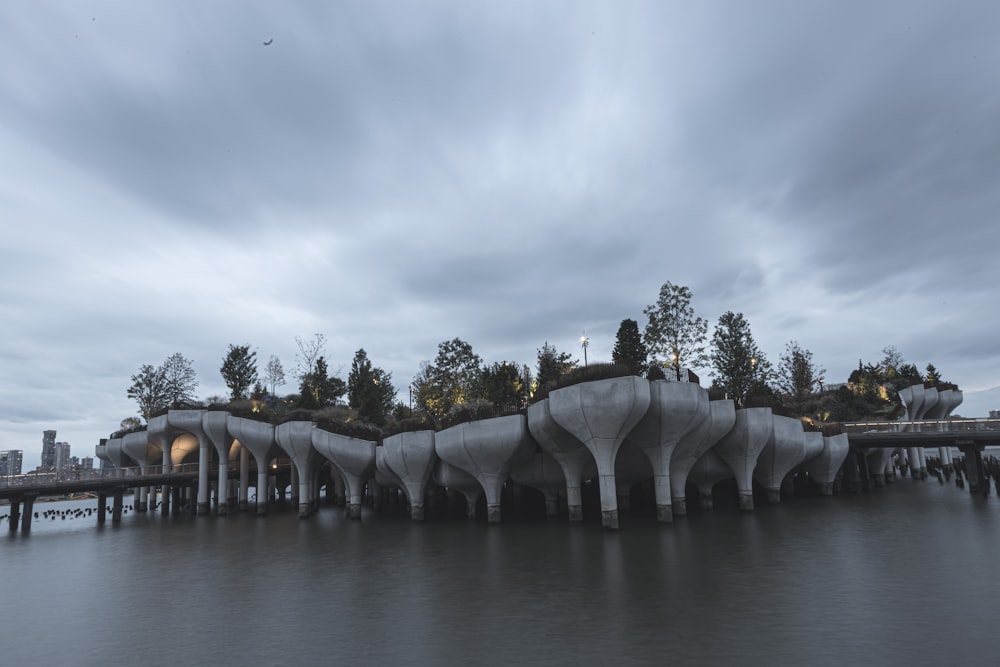 una gran masa de agua junto a un muelle