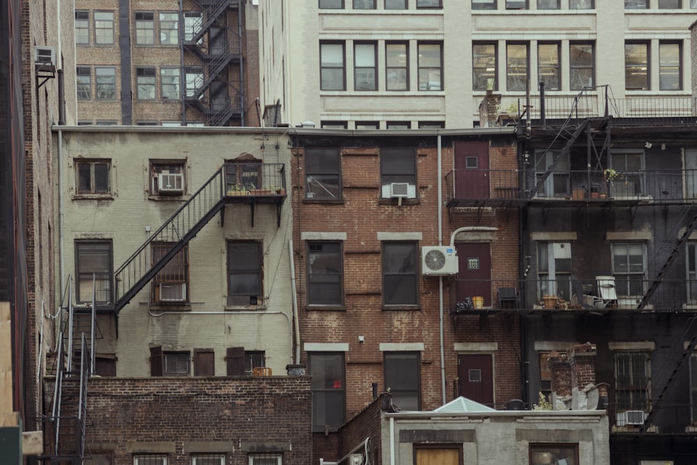 a bunch of buildings that are next to each other