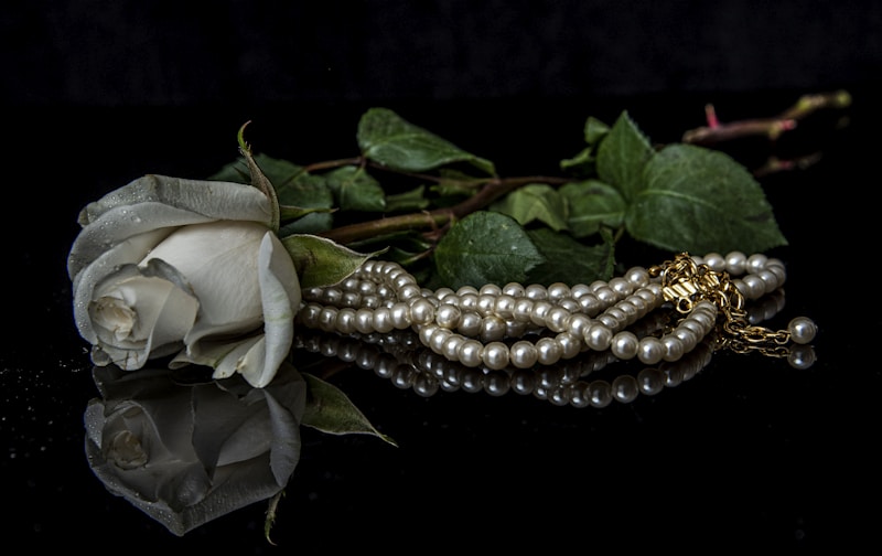 Classic rose and pearl set