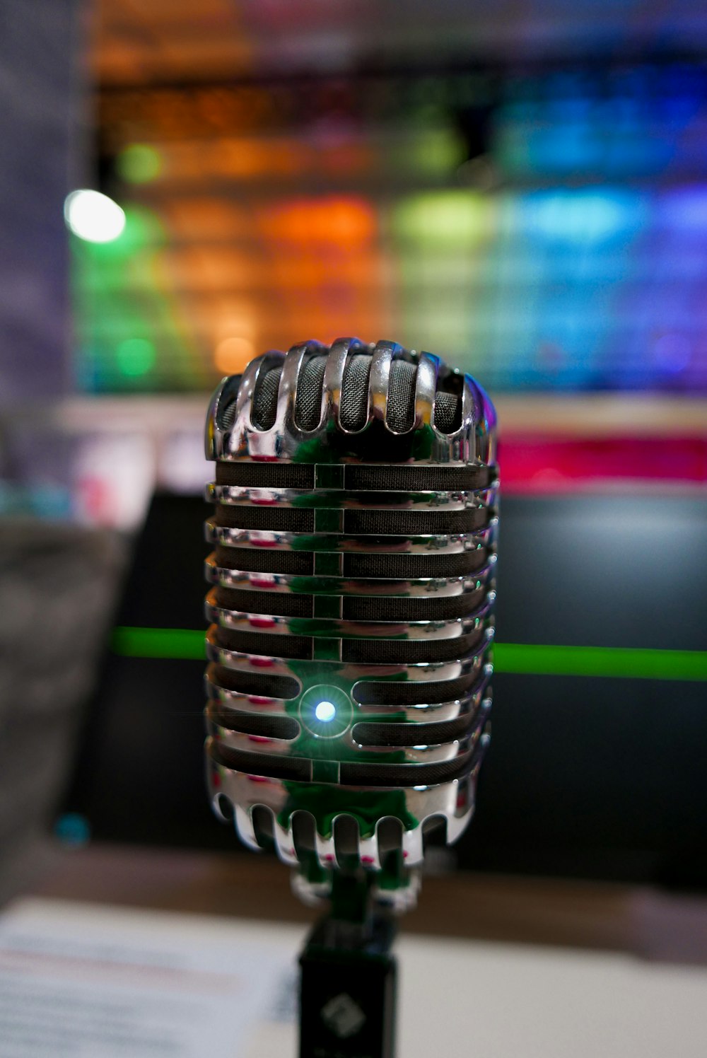 um close up de um microfone em uma mesa