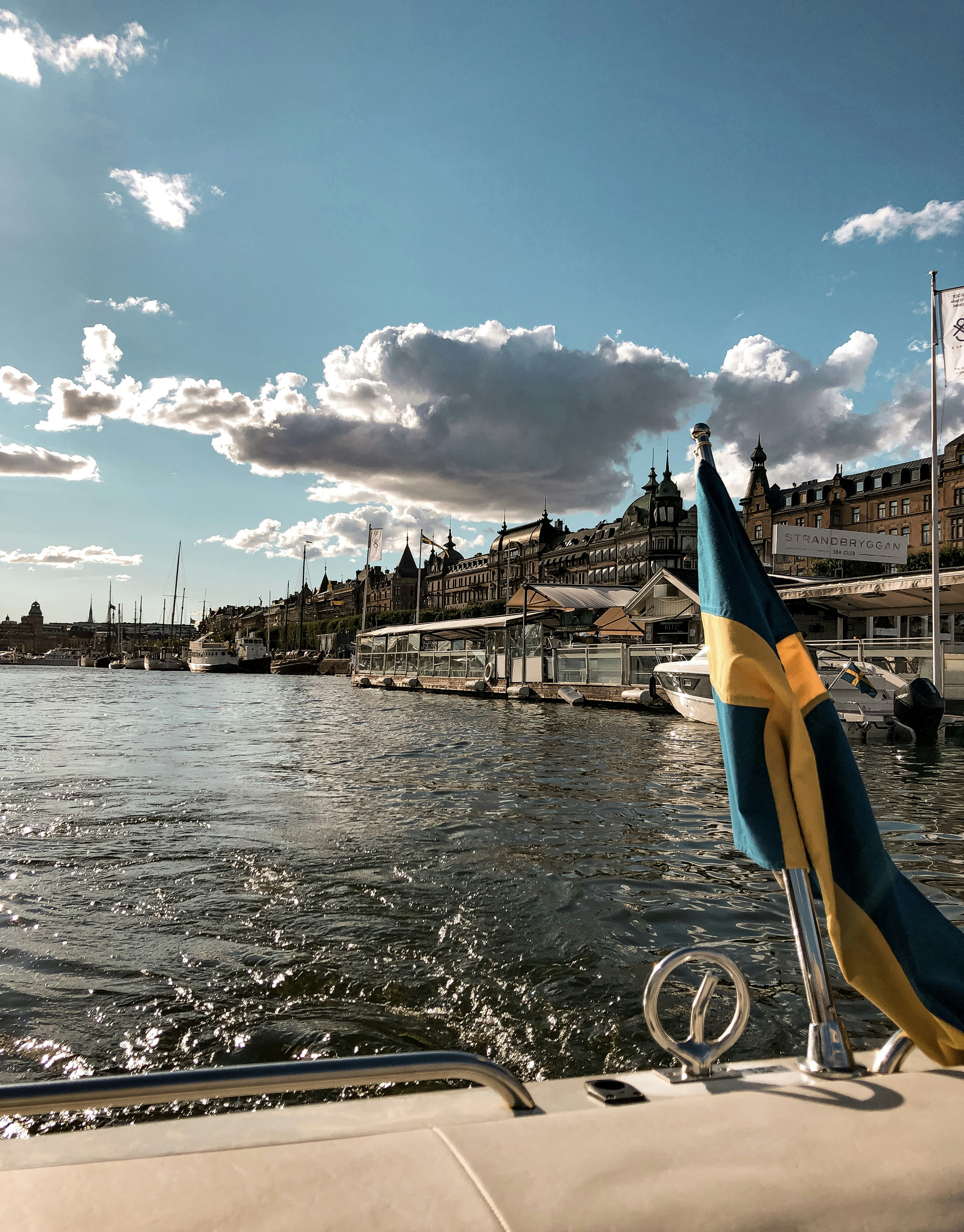 曇り空の下、川を下る船
