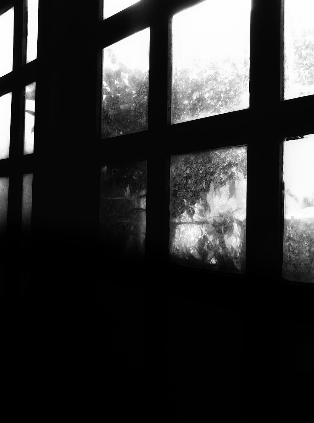 Una foto en blanco y negro de una ventana