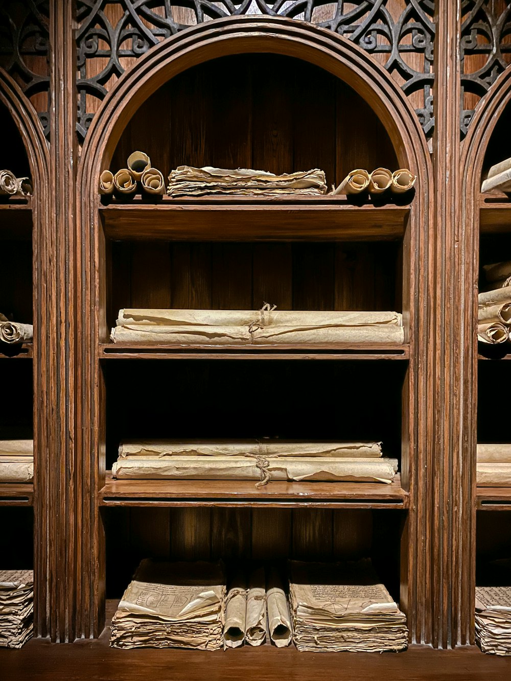Uno scaffale di legno pieno di tanti libri