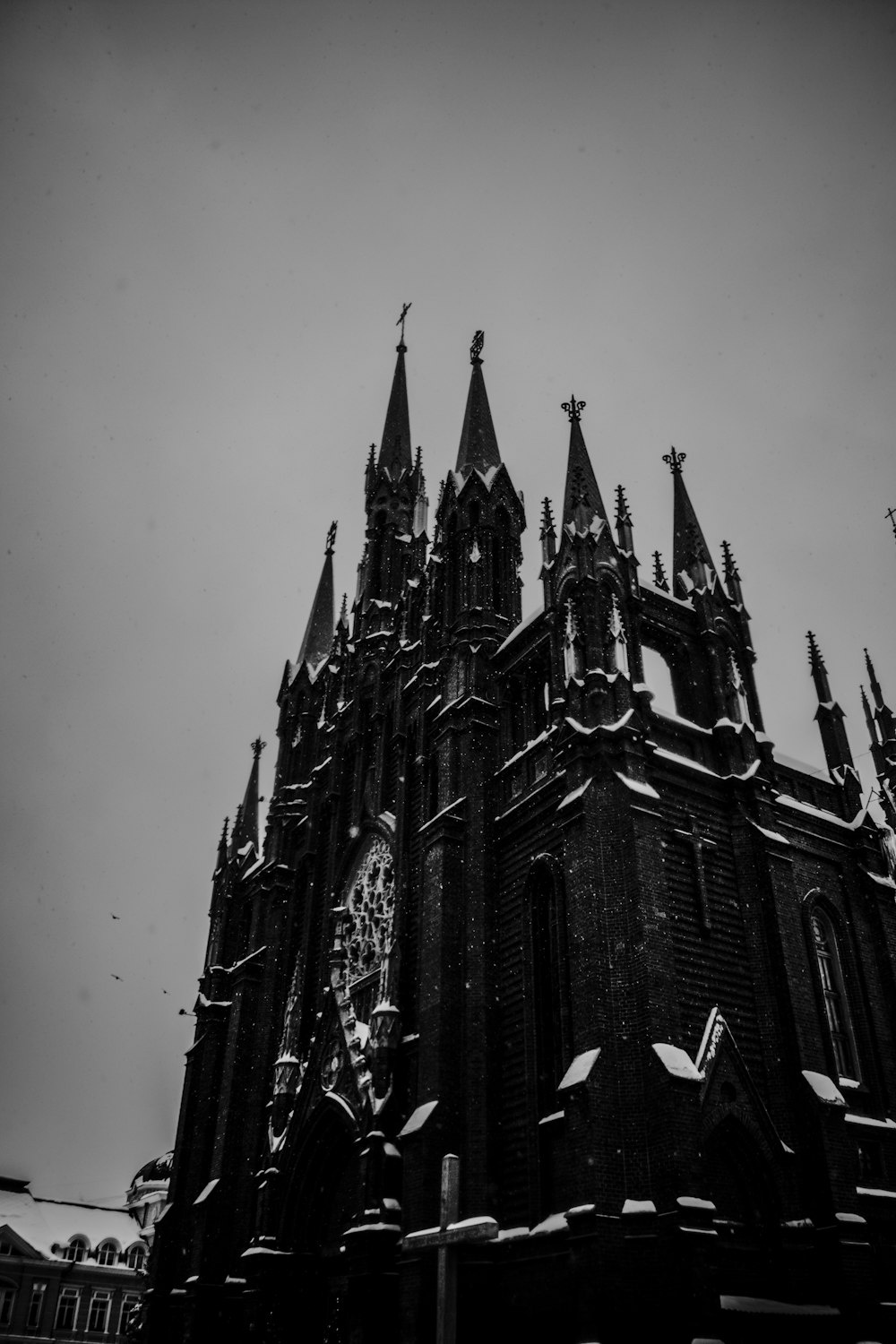 Une photo en noir et blanc d’une grande cathédrale
