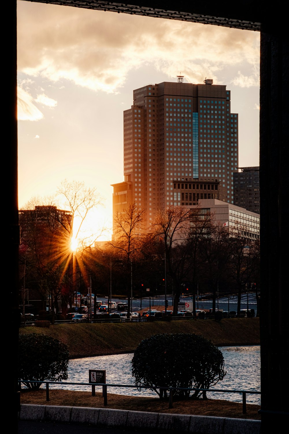 uma vista de uma cidade ao pôr do sol