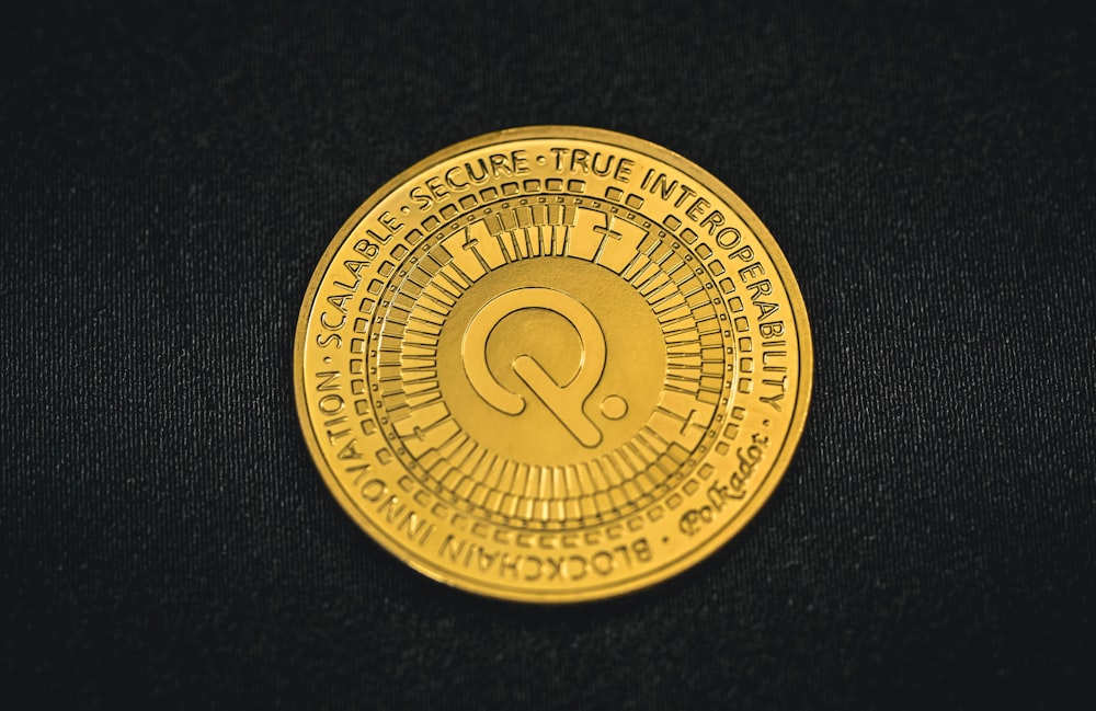 Un primer plano de una moneda de oro sobre una superficie negra