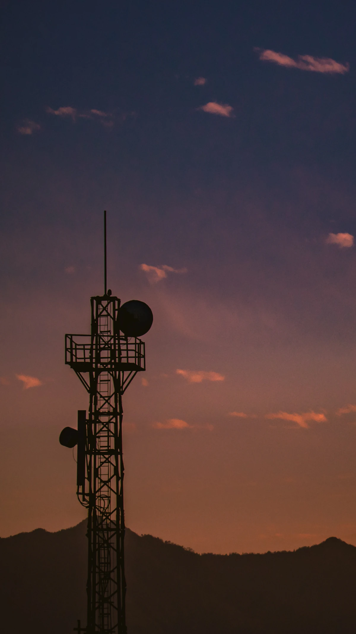 Torre de telecomunicaciones con antenas en el horizonte