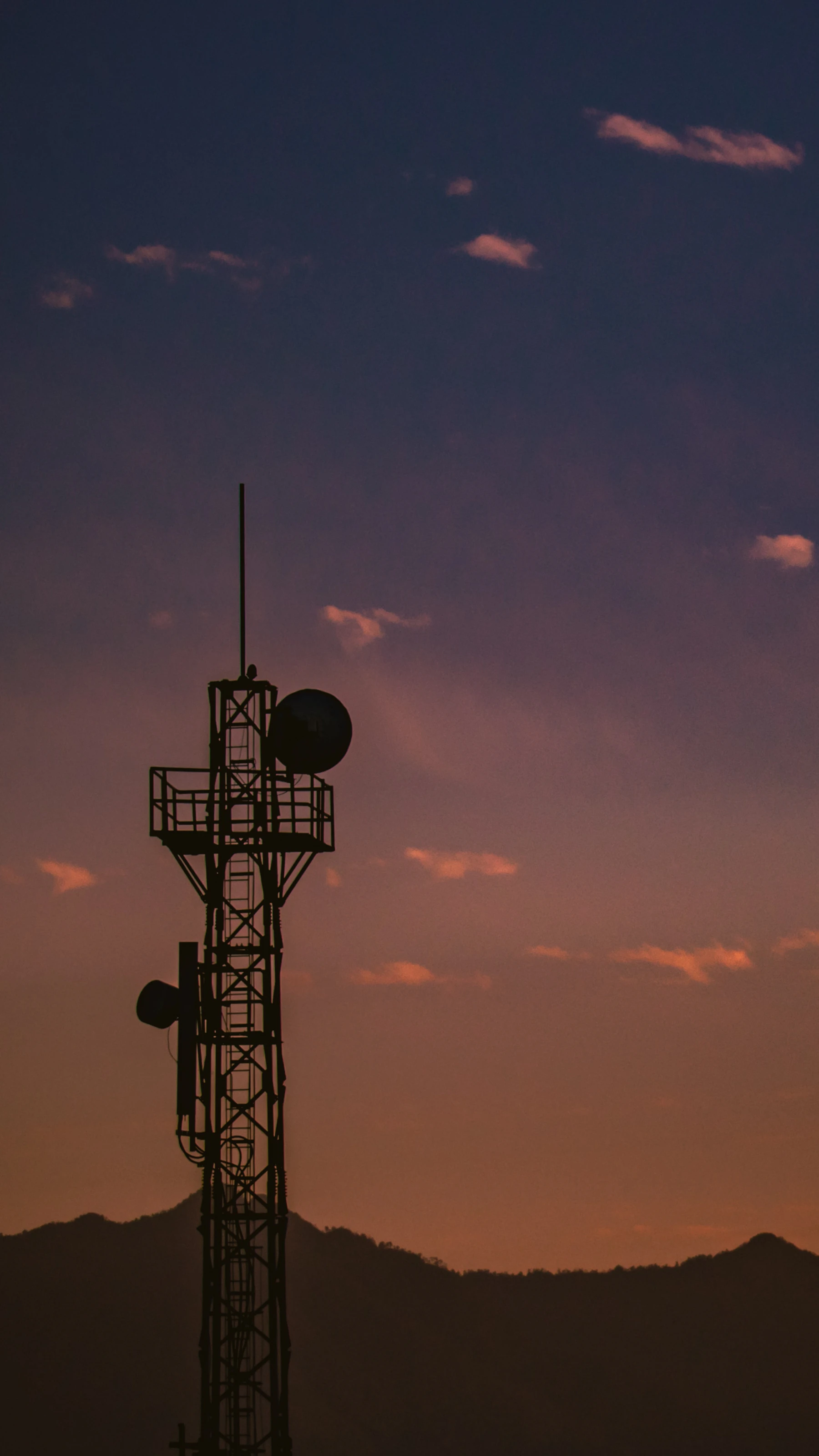 Torre de telecomunicaciones con antenas en el horizonte