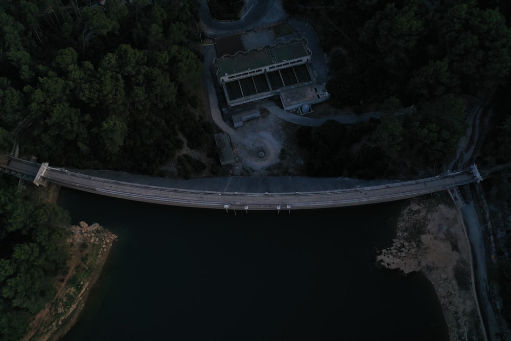 Luftaufnahme einer Brücke über ein Gewässer