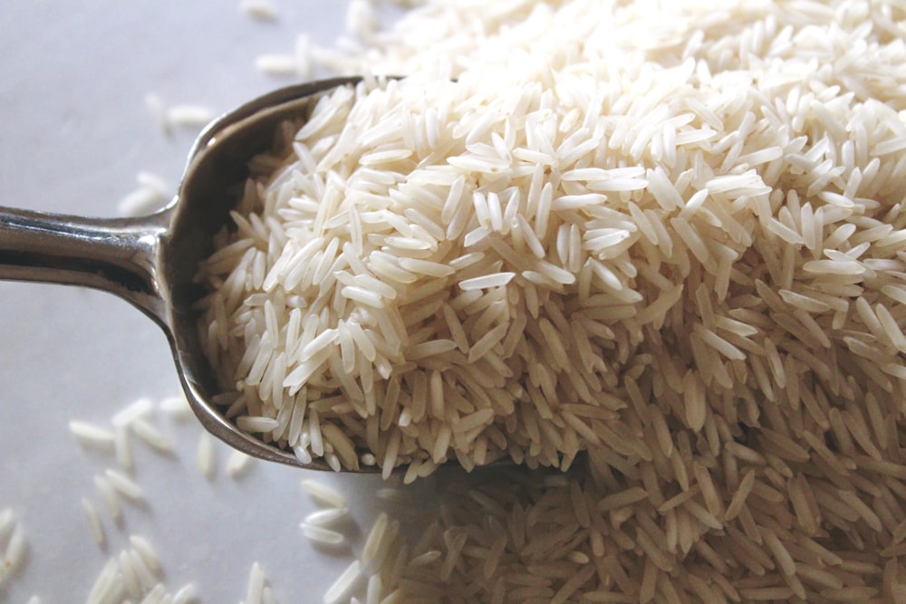 une cuillère remplie de riz sur une table