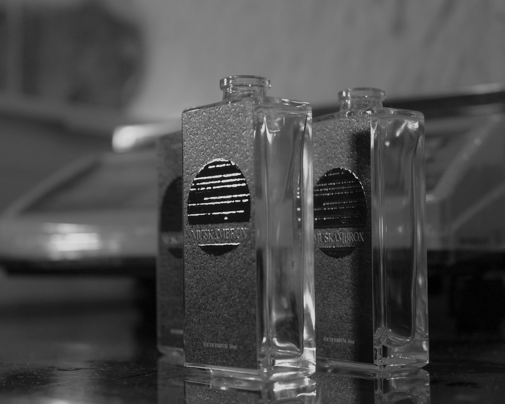 um par de garrafas sentadas em cima de uma mesa