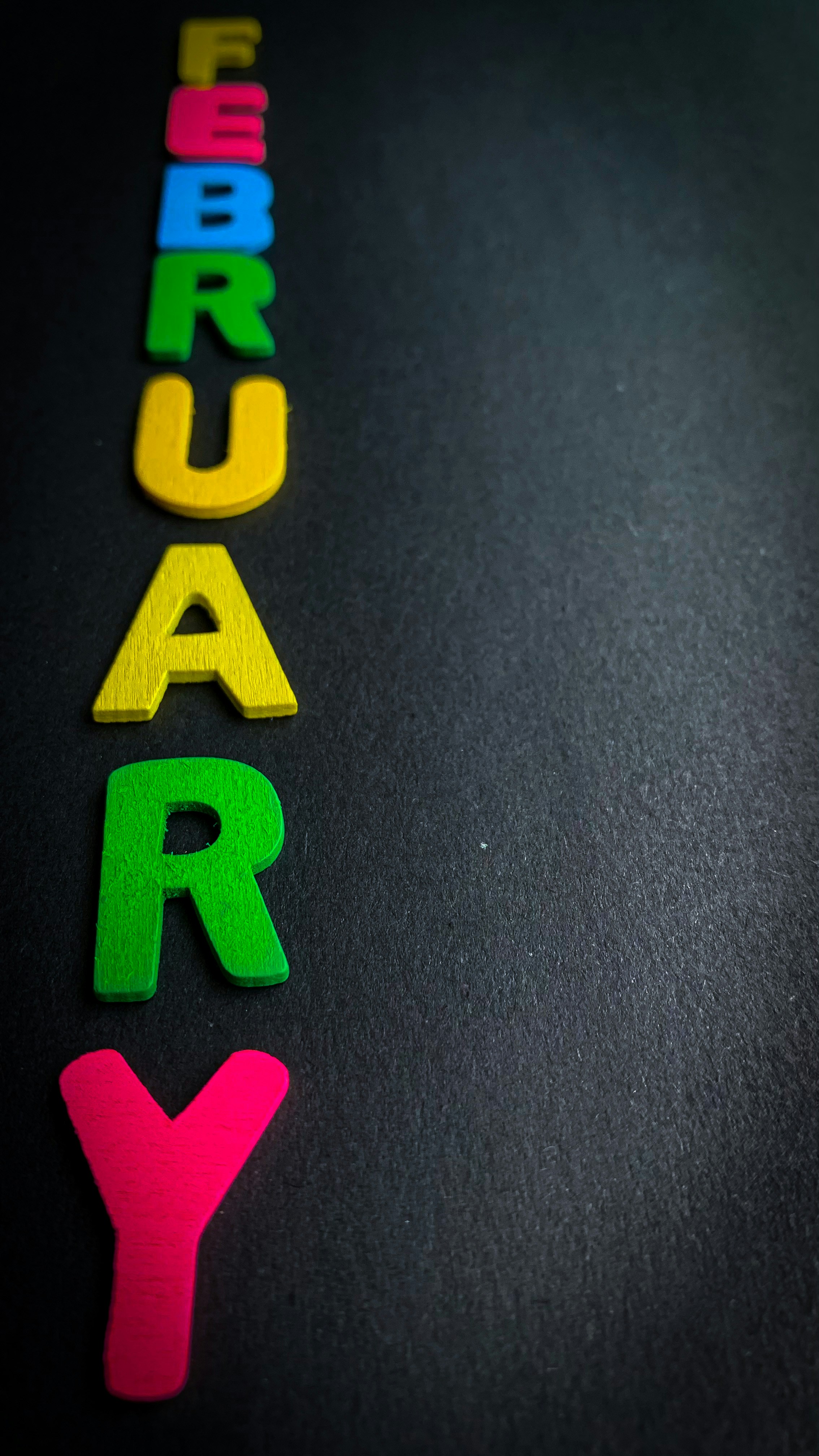 uma palavra feita de letras recortadas em uma superfície preta