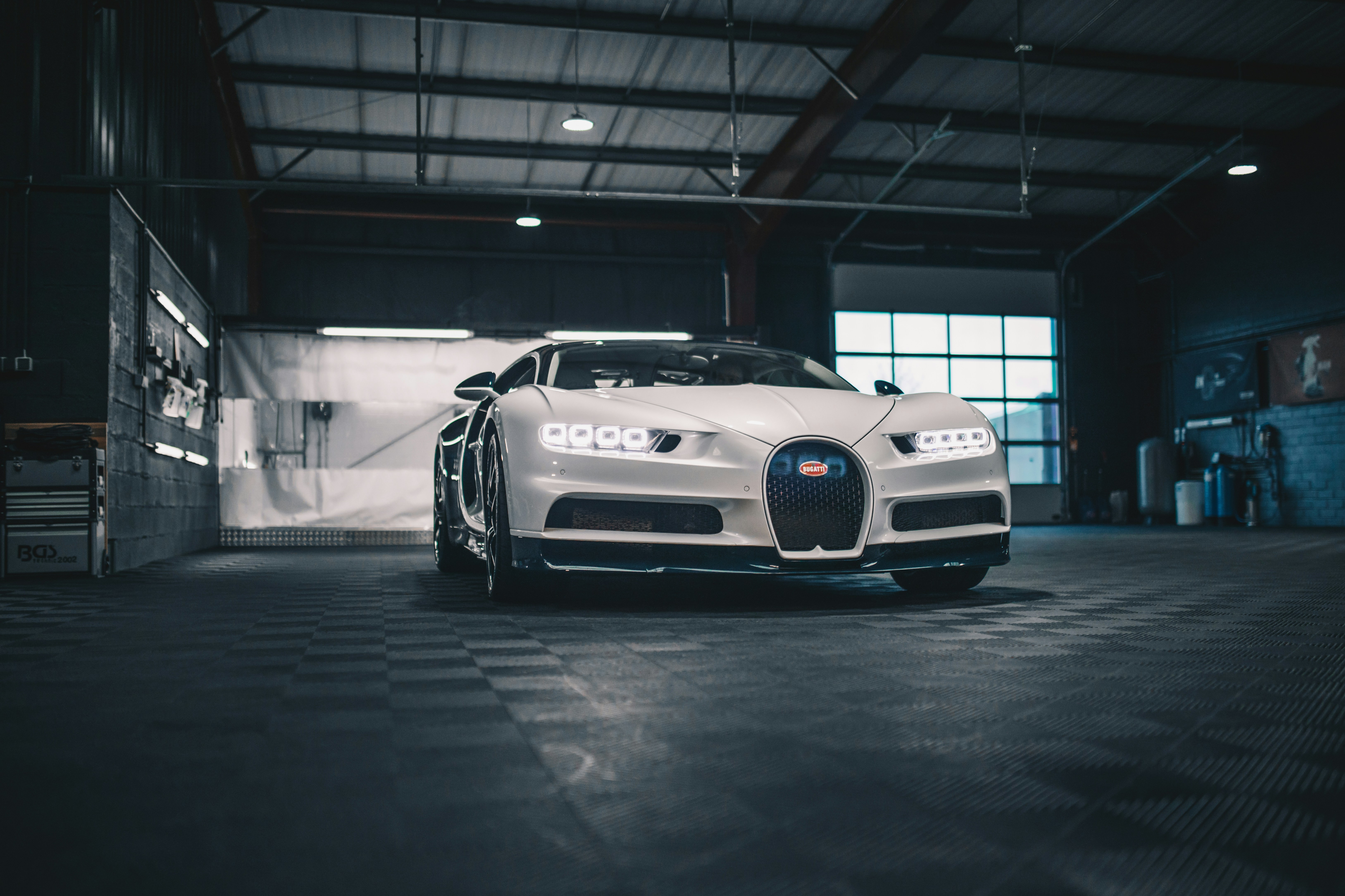 ガレージに駐車された白いブガッティ車の写真 – Unsplashの車の無料画像, image size:3000x2000