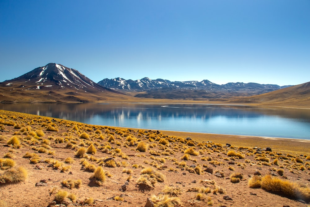 una gran masa de agua rodeada de montañas