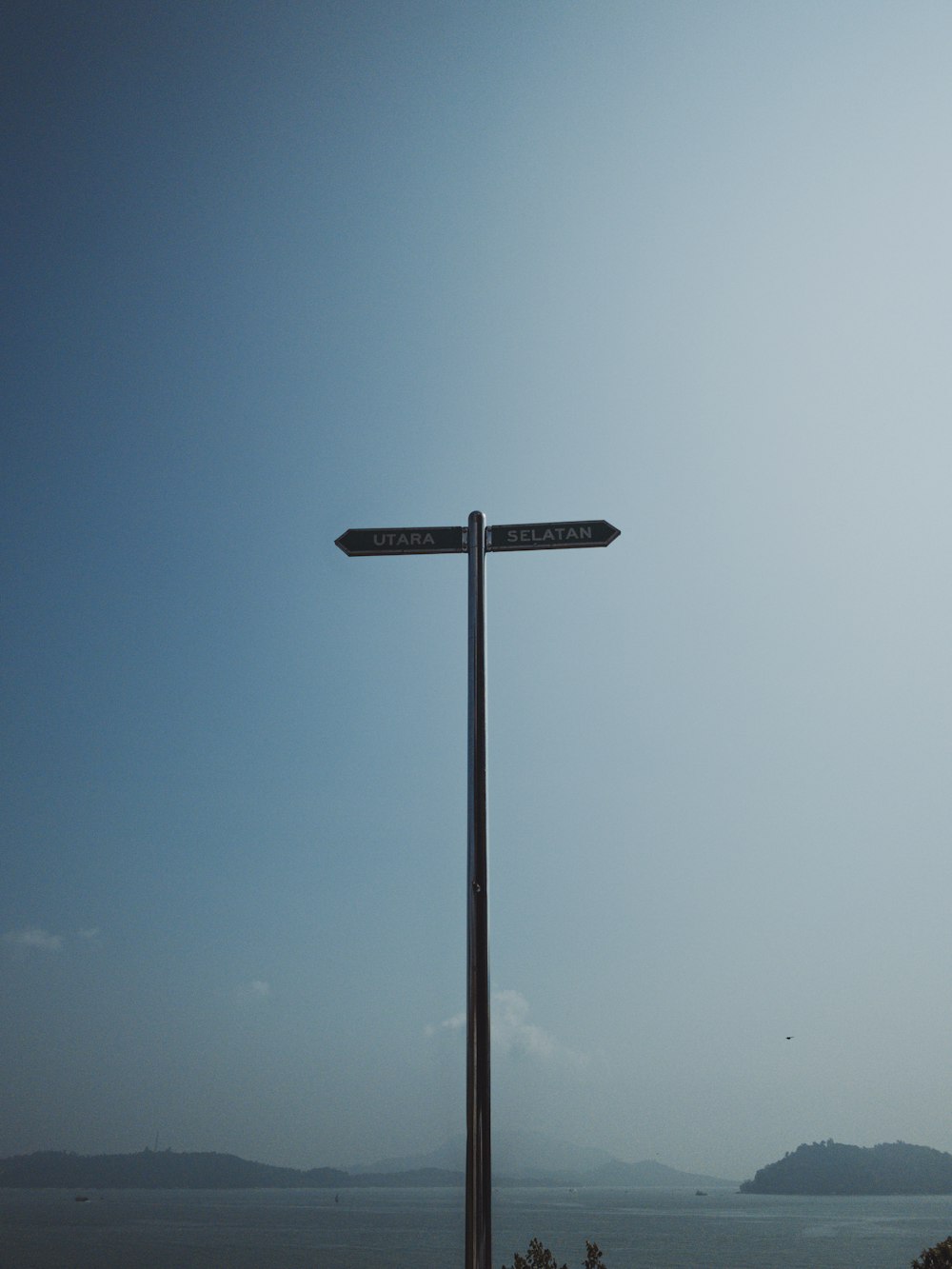 um sinal de rua ao lado de uma estrada