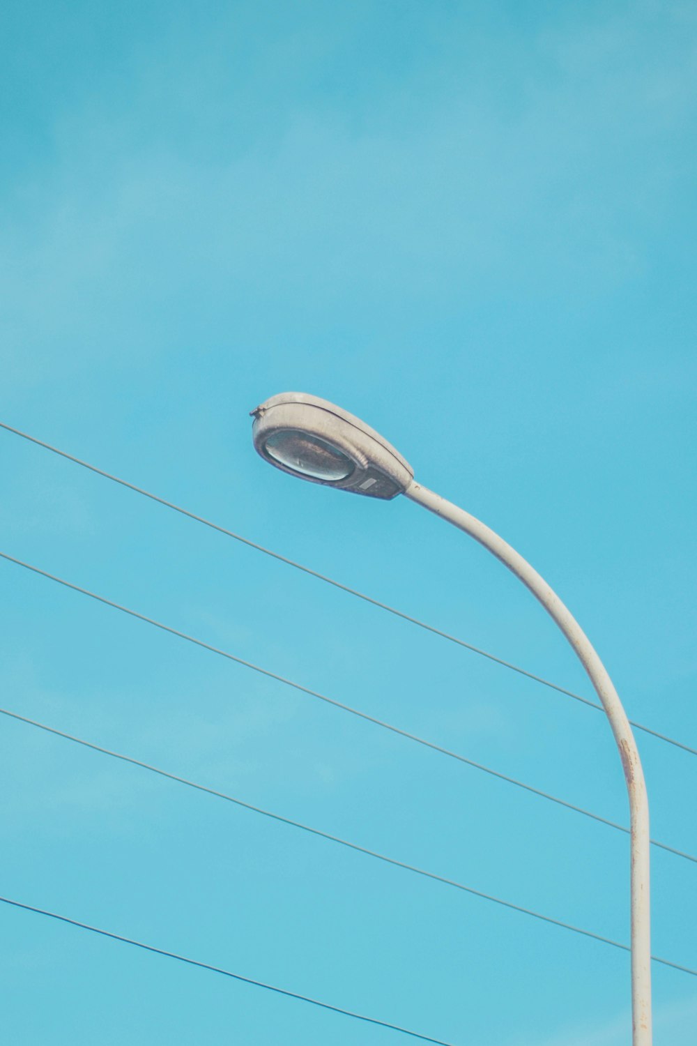 Eine Straßenlaterne mit blauem Himmel im Hintergrund