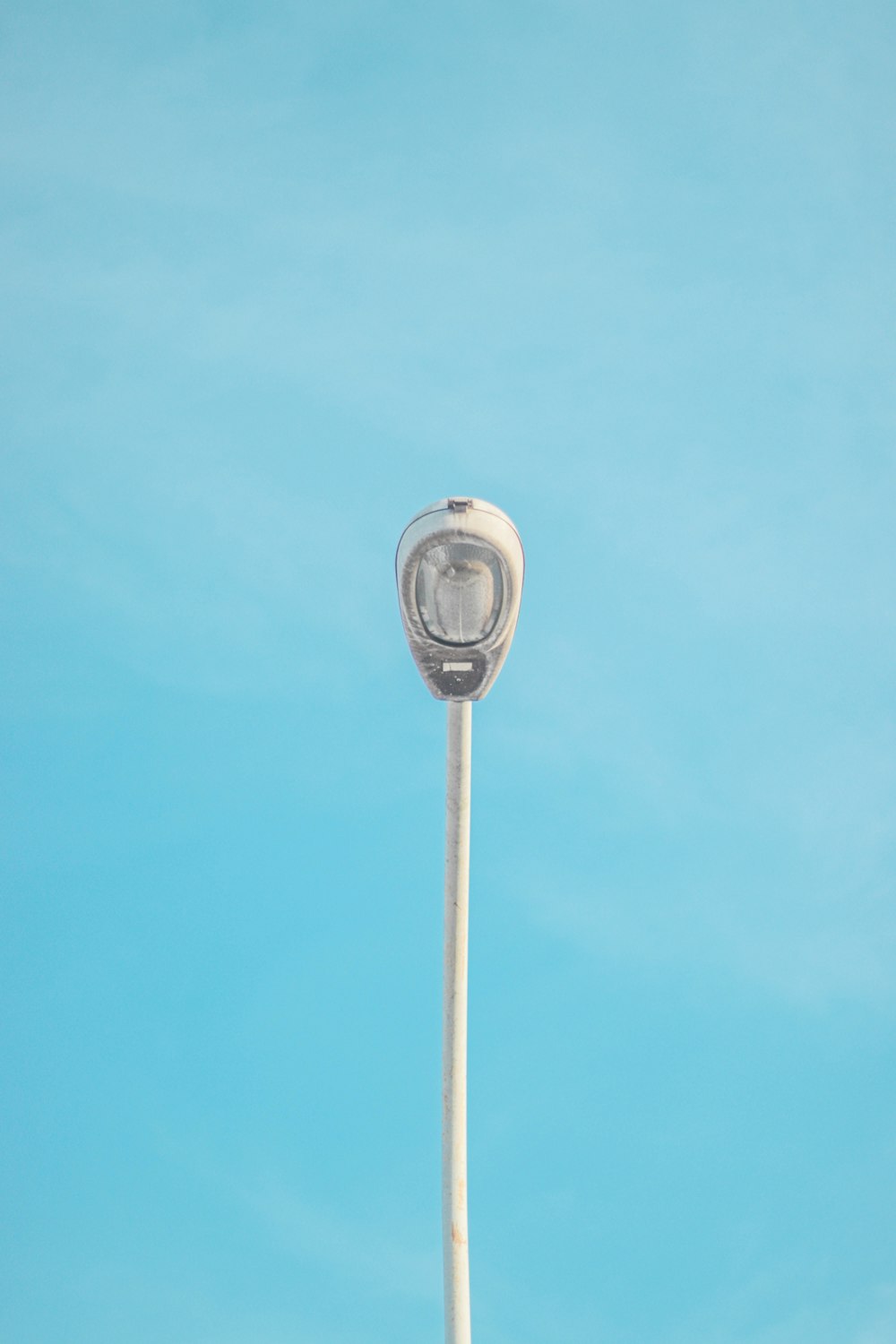 Eine Straßenlaterne mit blauem Himmel im Hintergrund