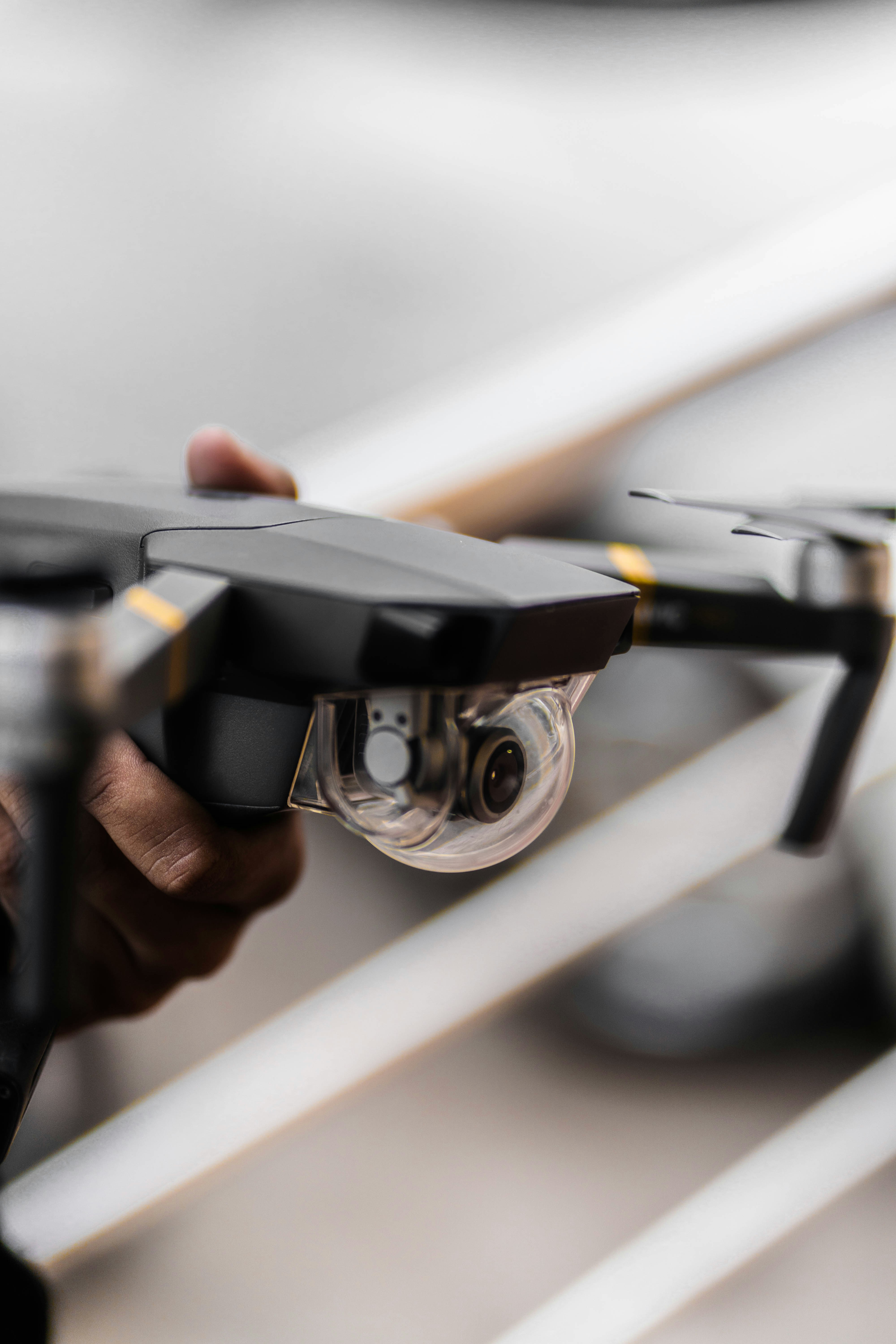 uma pessoa segurando um pequeno objeto preto na mão