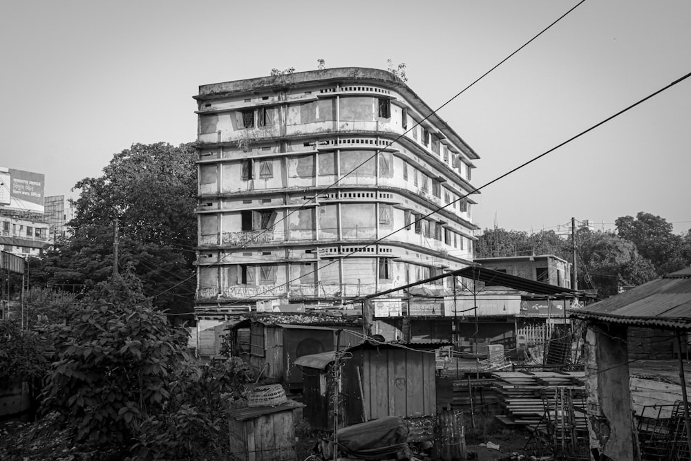 Una foto in bianco e nero di un vecchio edificio