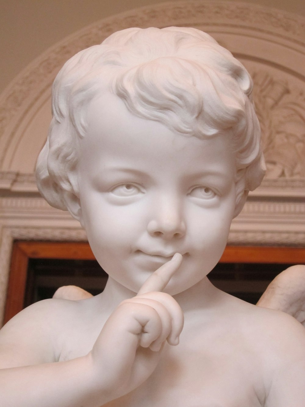 Gros plan d’une statue d’enfant