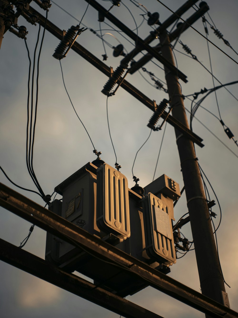 um poste telefônico com um monte de fios em cima dele