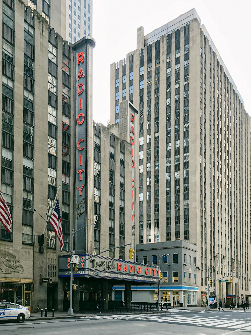 un grand bâtiment avec une salle de cinéma sur le côté