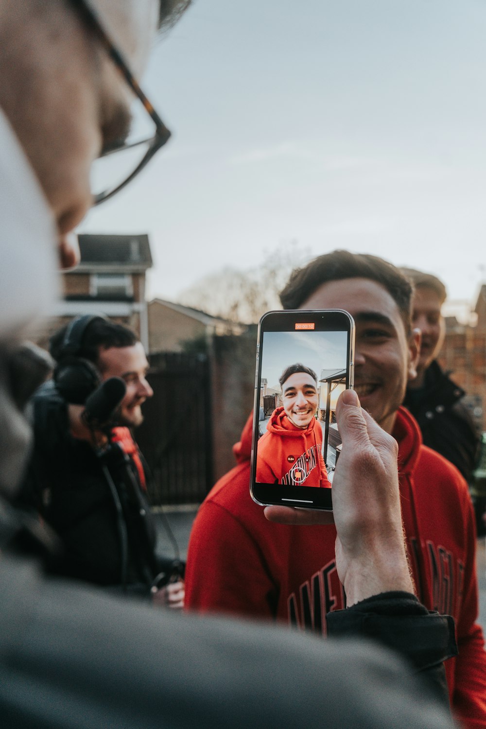 Un hombre tomando una foto de sí mismo en su teléfono