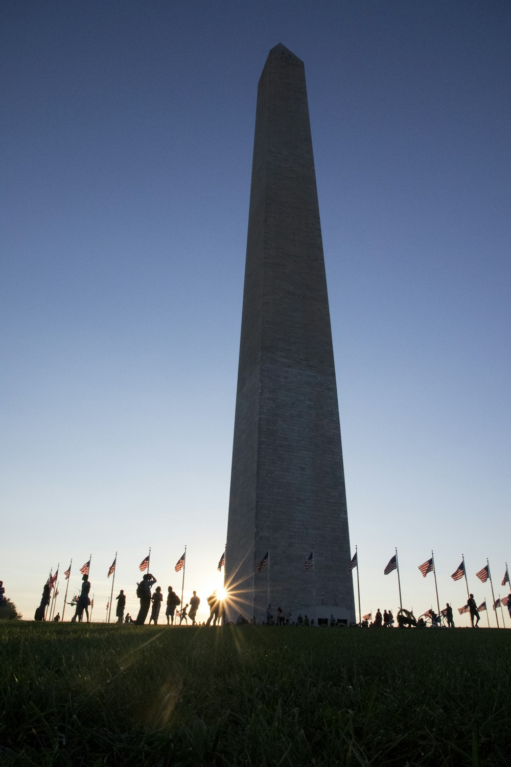 Un grupo de personas de pie frente al Monumento a Washington