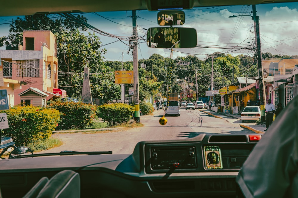 Blick auf eine Straße aus dem Inneren eines Fahrzeugs