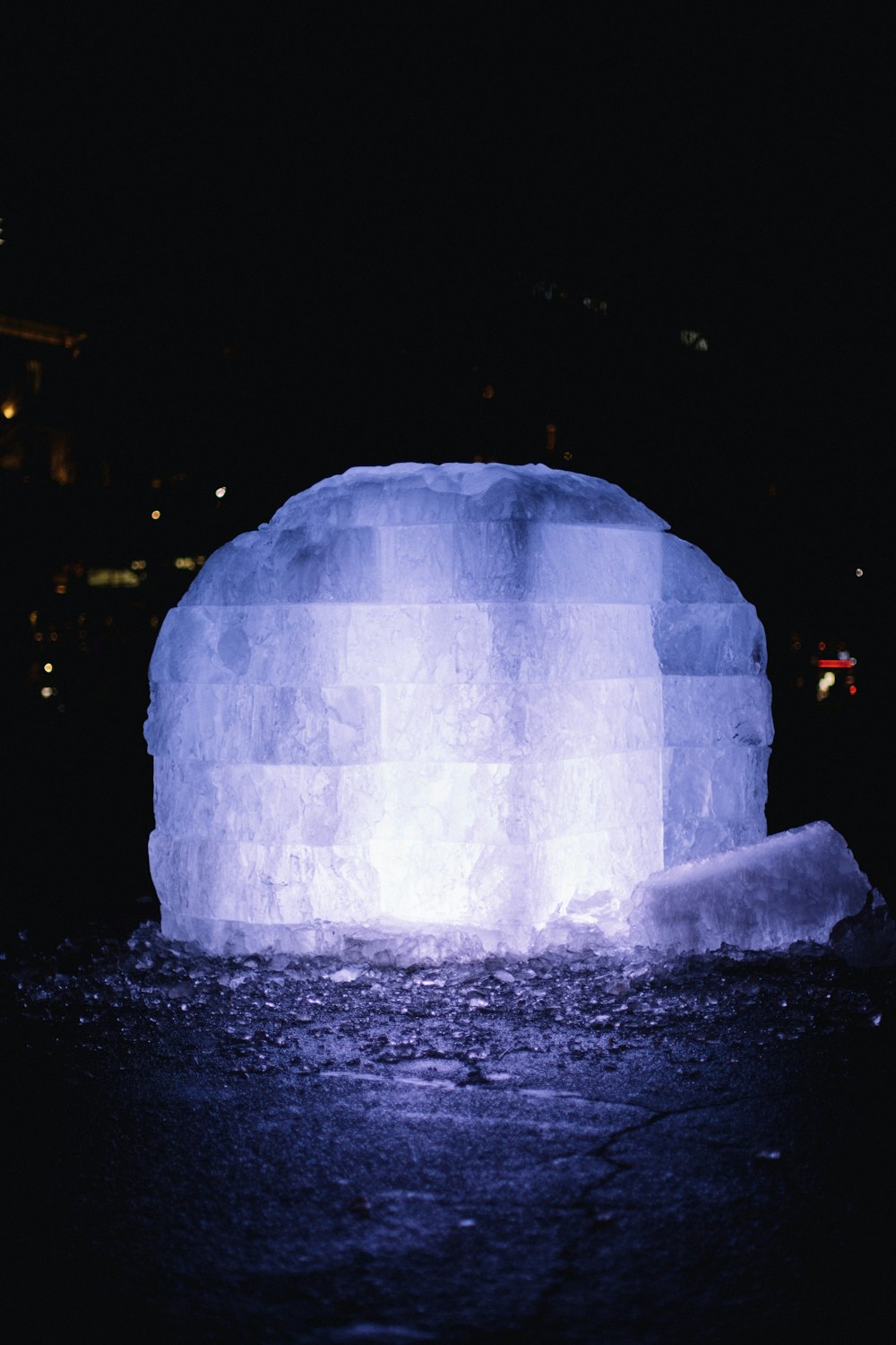 ein großer Eisblock auf einem Bürgersteig