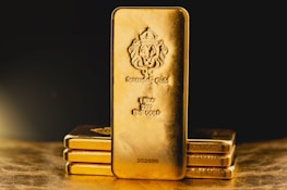 An overview of gold bars in a display.