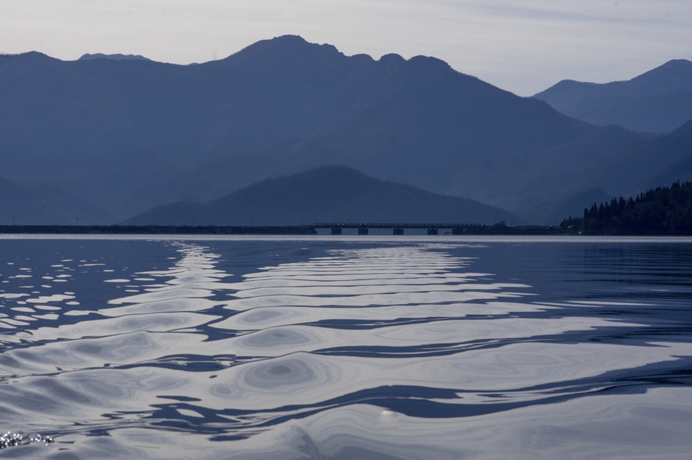 Uno specchio d'acqua con le montagne sullo sfondo