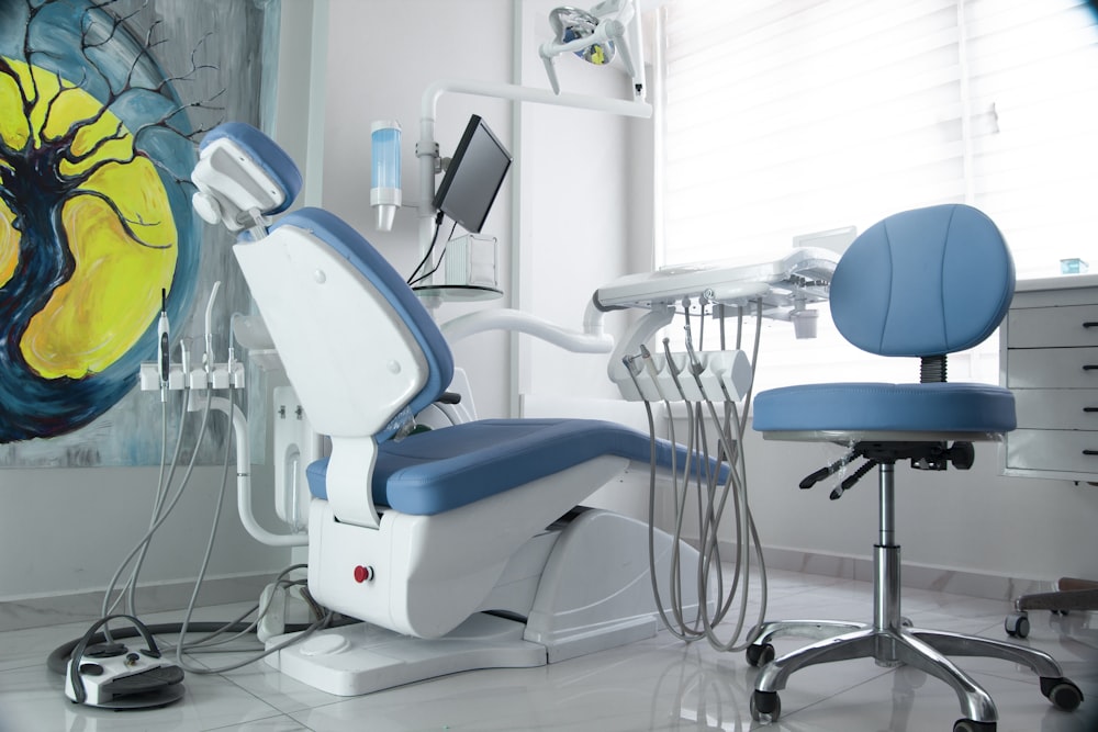 벽에 그림이 있는 방에 있는 치과 의사 의자