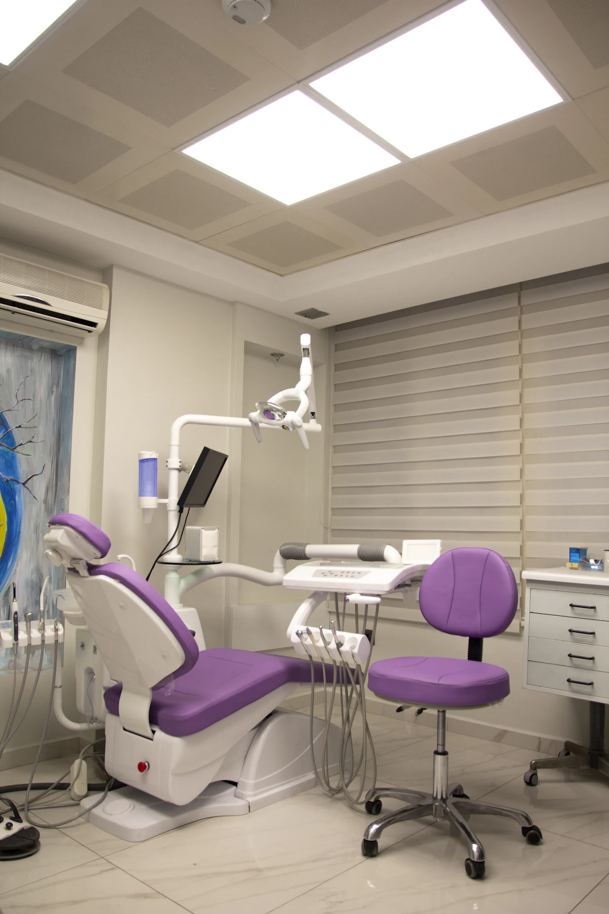İllüstratif görsel: a dental room with a purple chair and a white desk
