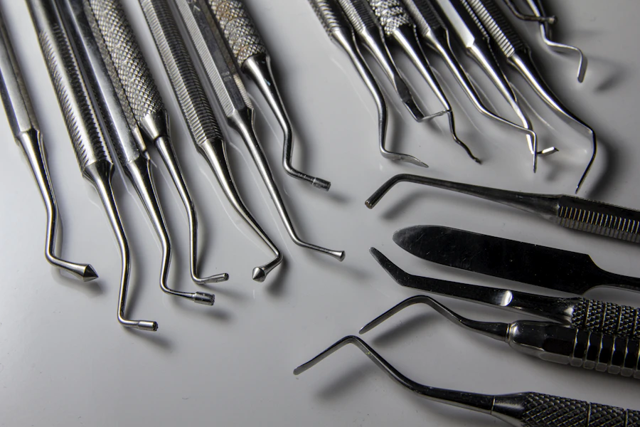 Set de instrumental quirúrgico dental — fórceps y elevadores sobre superficie neutra para cirugía de extracción Consciencia Odontológica