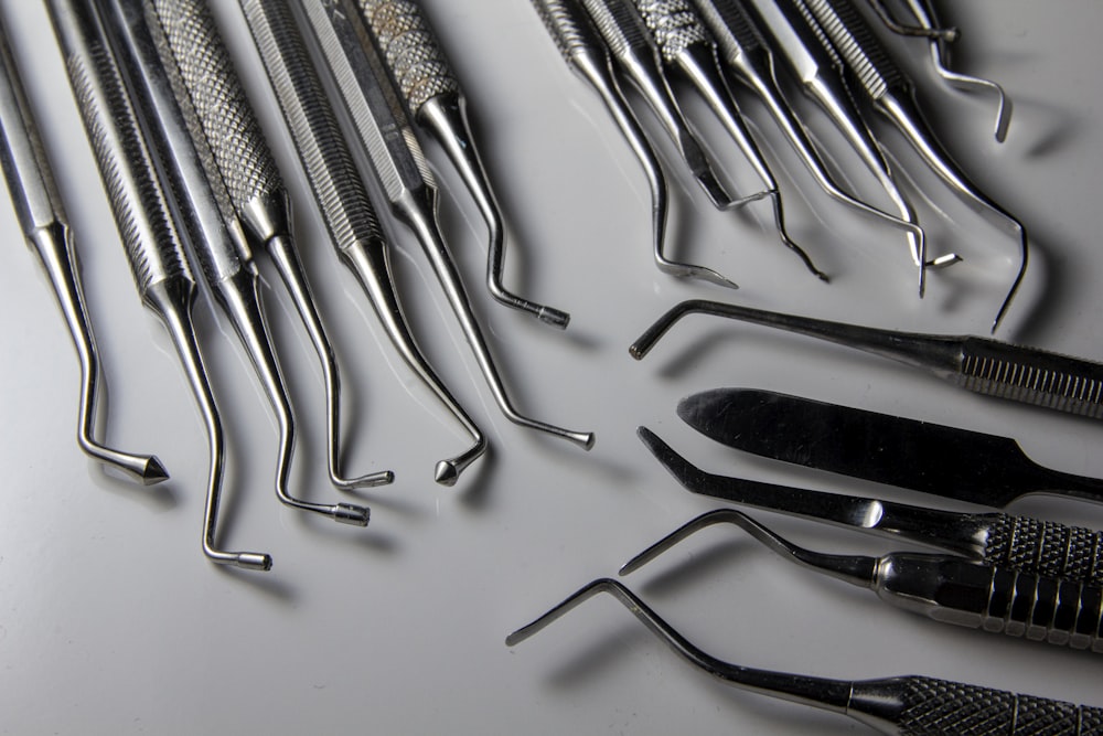 Un montón de herramientas quirúrgicas sobre una mesa
