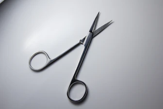 Instrumento cirúrgico usado na vasectomia, método de contracepção masculina