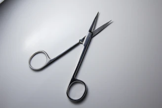 Instrumento cirúrgico usado na vasectomia, método de contracepção masculina