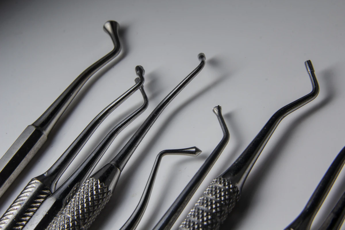 İllüstratif görsel: a group of dental tools sitting on top of a table