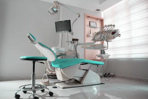 Cadeira odontológica com monitor em clínica moderna