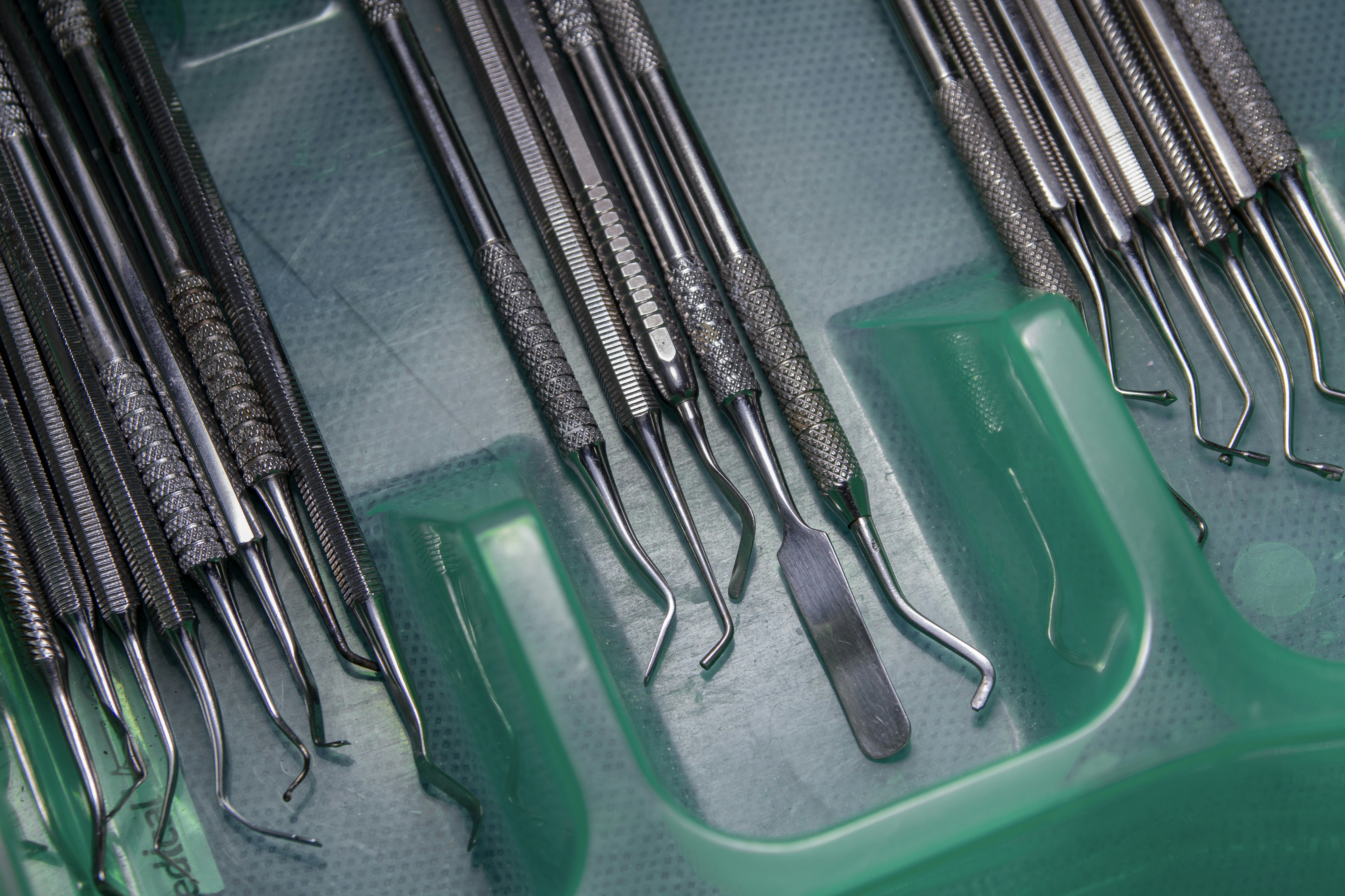 a group of surgical instruments sitting on top of a table