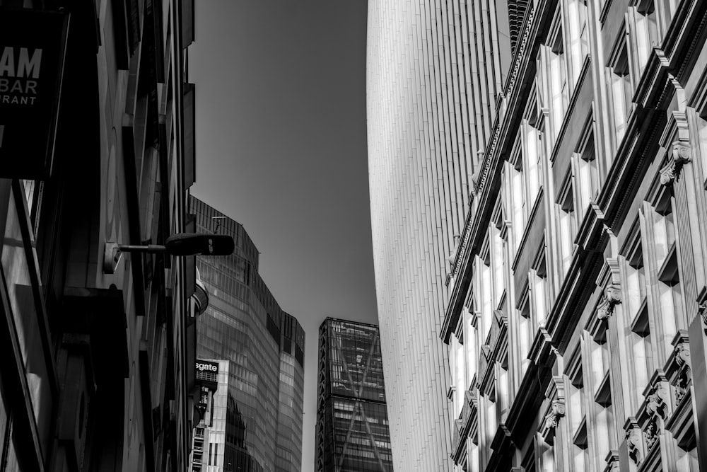 Une photo en noir et blanc d’une rue de la ville