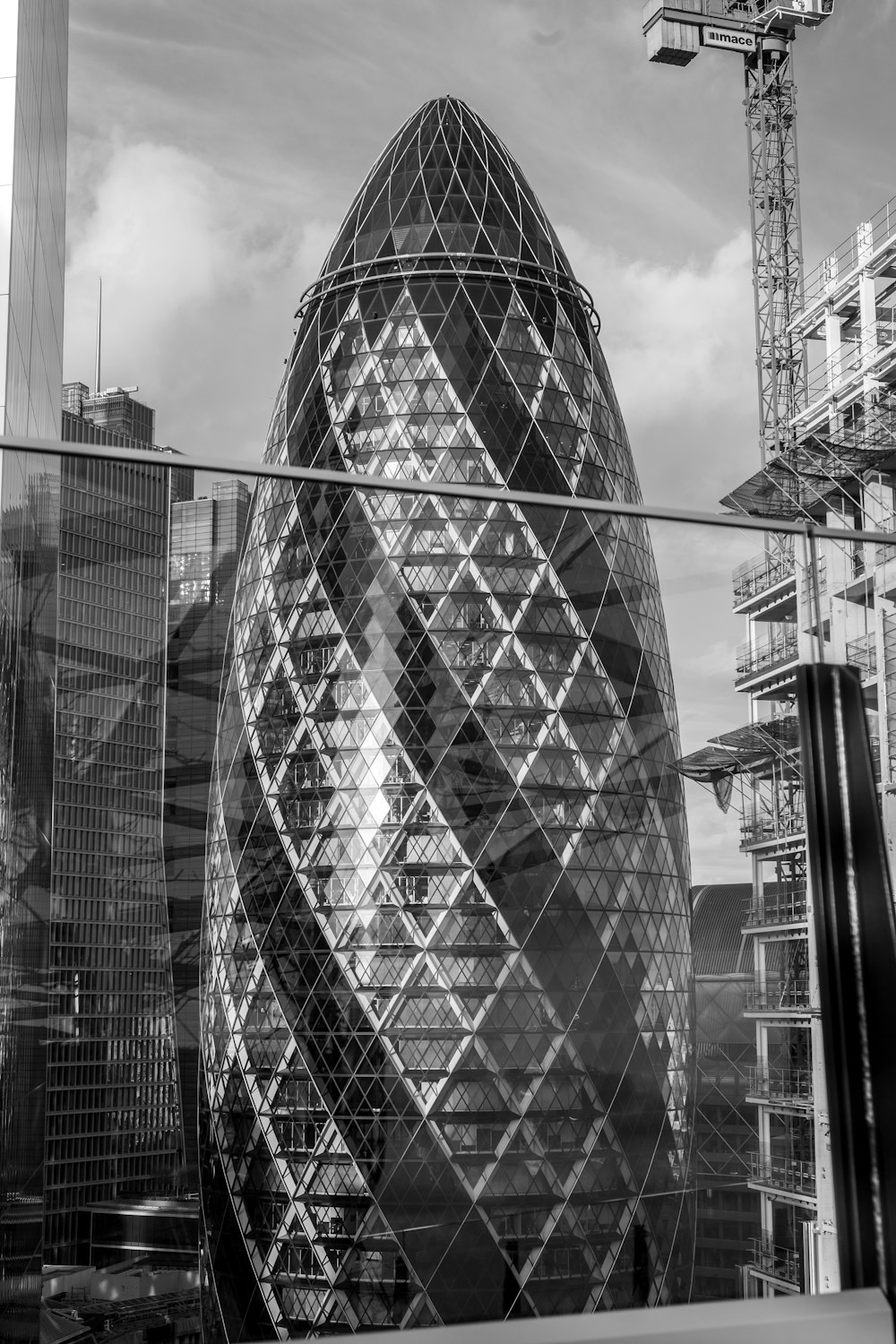 a black and white photo of a building