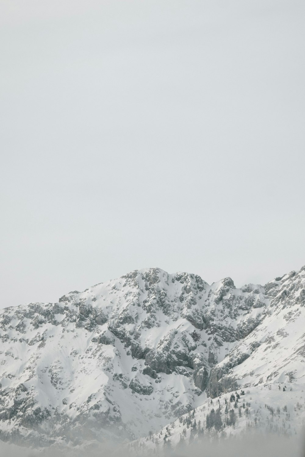 Una montaña cubierta de nieve con un cielo de fondo