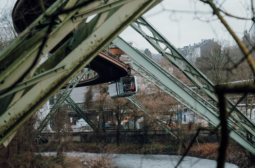 Una ruota panoramica che attraversa un ponte su un fiume