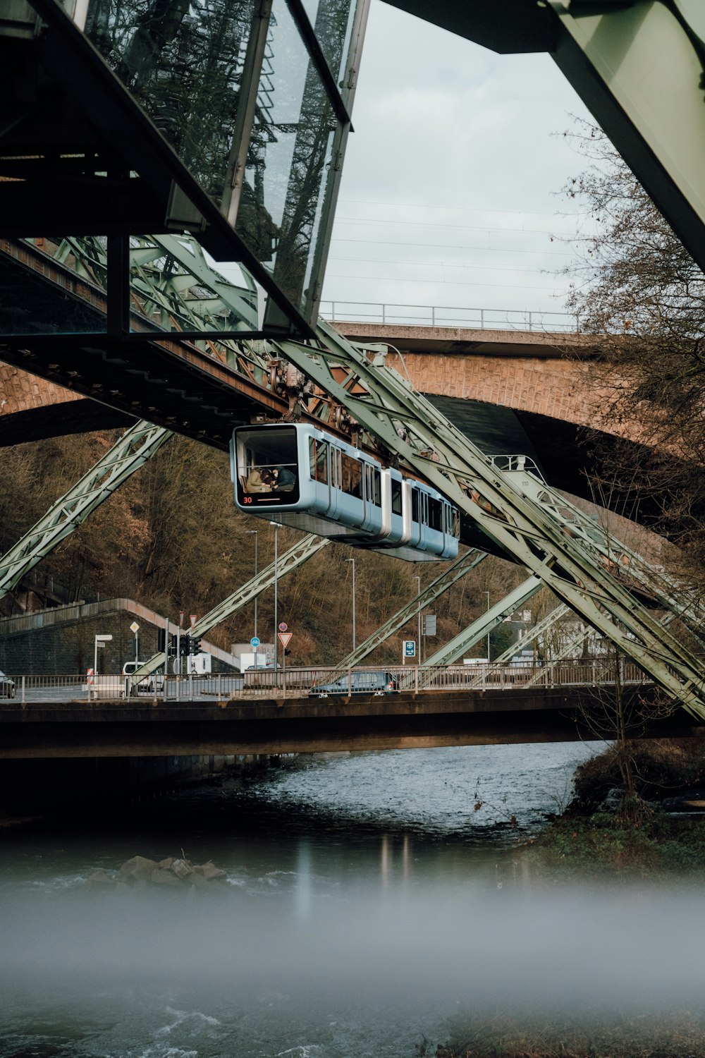 um trem viajando sobre uma ponte sobre um rio